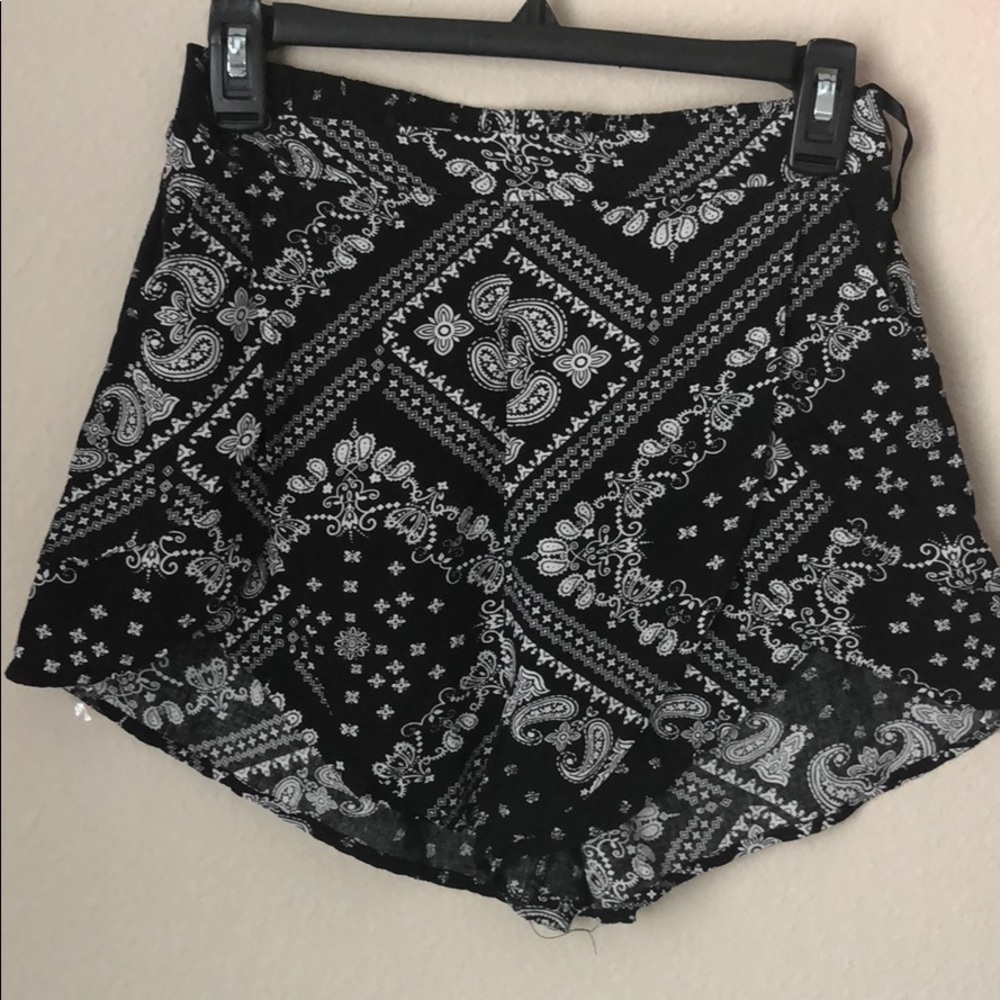 Shorts paisley print tulip side high waisted S